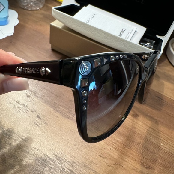 ❌SOLD❌VERSACE 4270GB1/T5 Studded Cat Eye Sunglasses Black Frame Gradient Grey - Picture 7 of 11